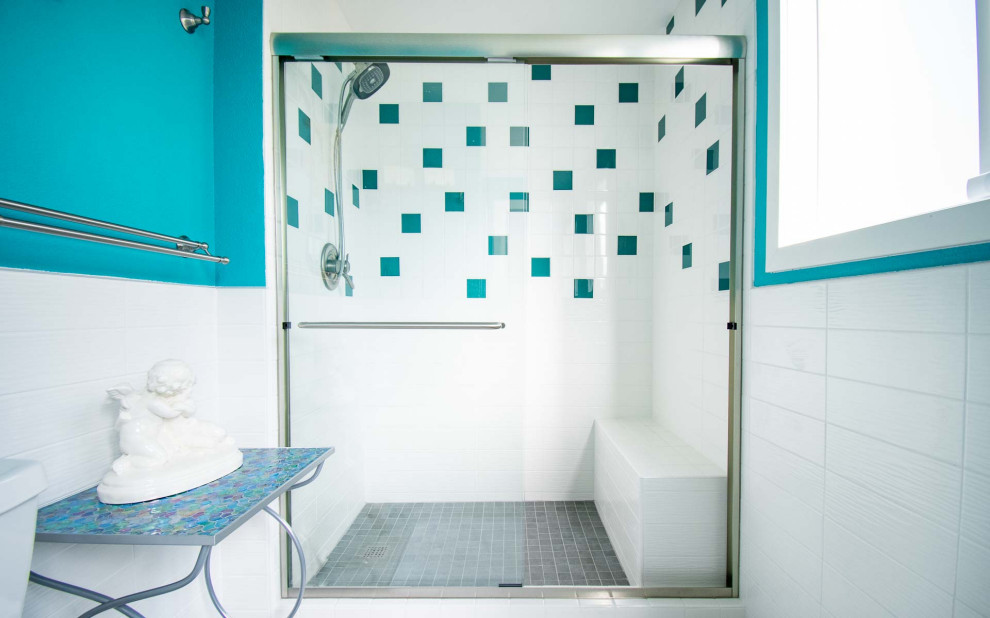 Пример оригинального дизайна: большая главная ванная комната в морском стиле с фасадами в стиле шейкер, белыми фасадами, душем в нише, раздельным унитазом, белой плиткой, керамической плиткой, синими стенами, полом из керамической плитки, врезной раковиной, столешницей из искусственного кварца, серым полом, душем с раздвижными дверями, серой столешницей, сиденьем для душа, тумбой под одну раковину и встроенной тумбой