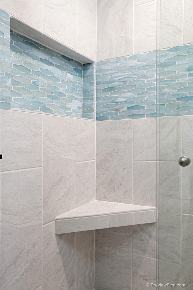 Источник вдохновения для домашнего уюта: большая главная ванная комната в морском стиле с плоскими фасадами, белыми фасадами, ванной в нише, душем над ванной, унитазом-моноблоком, синей плиткой, белой плиткой, керамогранитной плиткой, белыми стенами, полом из травертина, врезной раковиной и столешницей из искусственного кварца