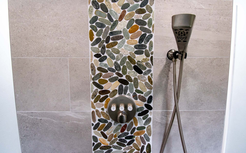 Ejemplo de cuarto de baño principal, doble y a medida, marinero, grande, con armarios con paneles lisos, puertas de armario negras, ducha a ras de suelo, sanitario de dos piezas, baldosas y/o azulejos grises, baldosas y/o azulejos de cerámica, paredes azules, suelo de baldosas de cerámica, lavabo bajoencimera, encimera de cuarzo compacto, suelo gris, ducha abierta, encimeras blancas y hornacina