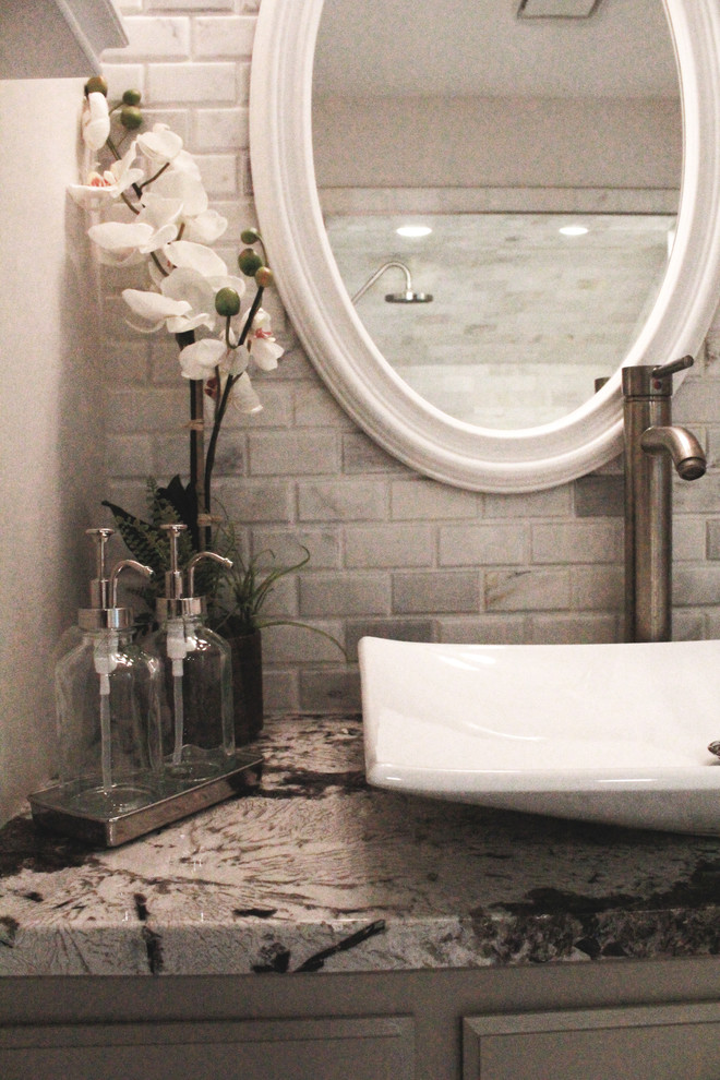 Idéer för mellanstora maritima en-suite badrum, med ett fristående handfat, luckor med upphöjd panel, grå skåp, marmorbänkskiva, grå kakel, porslinskakel, grå väggar och klinkergolv i keramik