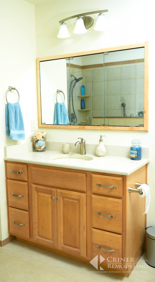 Ejemplo de cuarto de baño costero con baldosas y/o azulejos blancos y paredes blancas