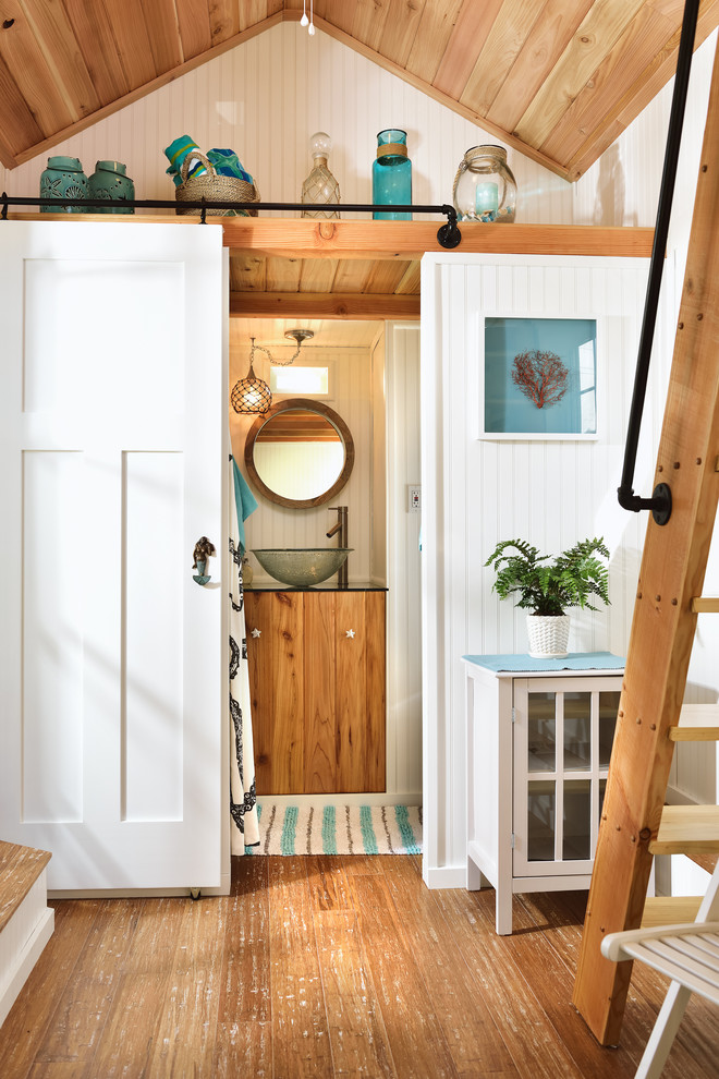 Esempio di una piccola stanza da bagno stile marinaro con doccia ad angolo, pareti bianche e lavabo a bacinella