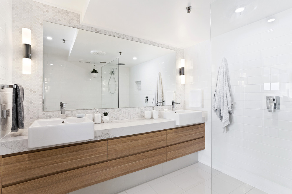 Exempel på ett mellanstort modernt en-suite badrum, med släta luckor, skåp i ljust trä, en dubbeldusch, en toalettstol med separat cisternkåpa, vit kakel, keramikplattor, vita väggar, klinkergolv i keramik, ett fristående handfat, vitt golv, med dusch som är öppen och bänkskiva i kvartsit