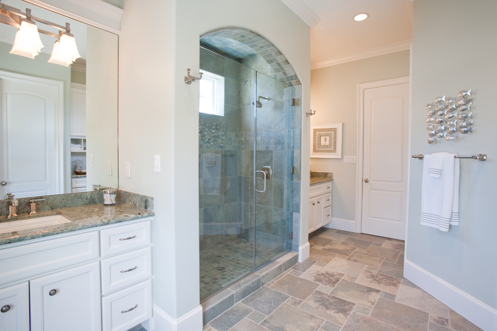 Ejemplo de cuarto de baño tradicional con encimera de granito, baldosas y/o azulejos de pizarra y ventanas