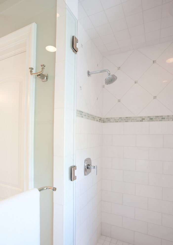 Modelo de cuarto de baño clásico grande con ducha empotrada, baldosas y/o azulejos blancos, paredes verdes y aseo y ducha