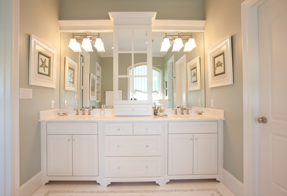 Imagen de cuarto de baño clásico grande con ducha empotrada, baldosas y/o azulejos blancos, paredes verdes y aseo y ducha
