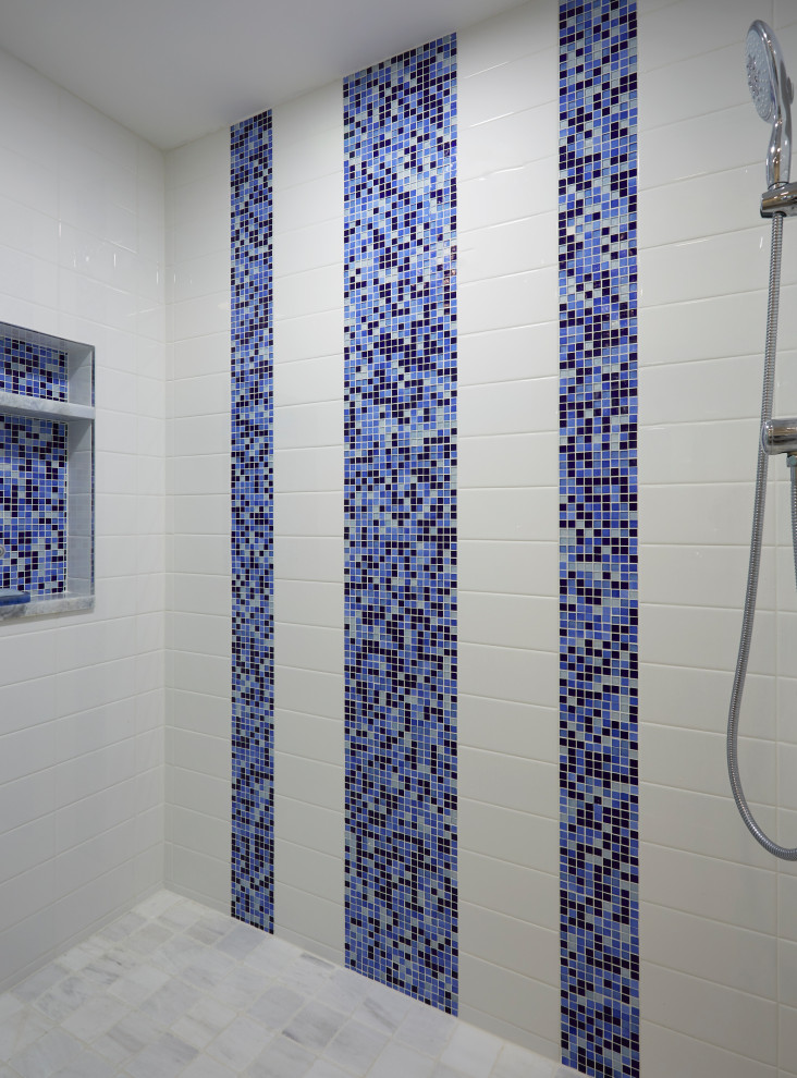 Exempel på ett litet maritimt blå blått badrum för barn, med luckor med infälld panel, vita skåp, en dusch i en alkov, en vägghängd toalettstol, blå kakel, glaskakel, grå väggar, klinkergolv i porslin, ett undermonterad handfat, marmorbänkskiva, grått golv och dusch med skjutdörr