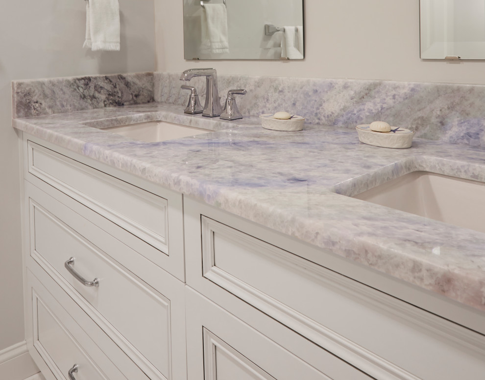 Idéer för maritima blått en-suite badrum, med luckor med infälld panel, vita skåp, blå kakel, glaskakel och marmorbänkskiva
