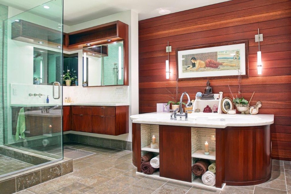 Пример оригинального дизайна: большая главная ванная комната в морском стиле с консольной раковиной, плоскими фасадами, фасадами цвета дерева среднего тона, мраморной столешницей, накладной ванной, душем в нише, раздельным унитазом, белой плиткой, белыми стенами и мраморным полом