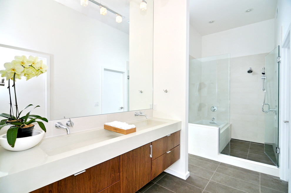 Стильный дизайн: ванная комната: освещение в стиле модернизм с раковиной с несколькими смесителями, плоскими фасадами, фасадами цвета дерева среднего тона и душем в нише - последний тренд