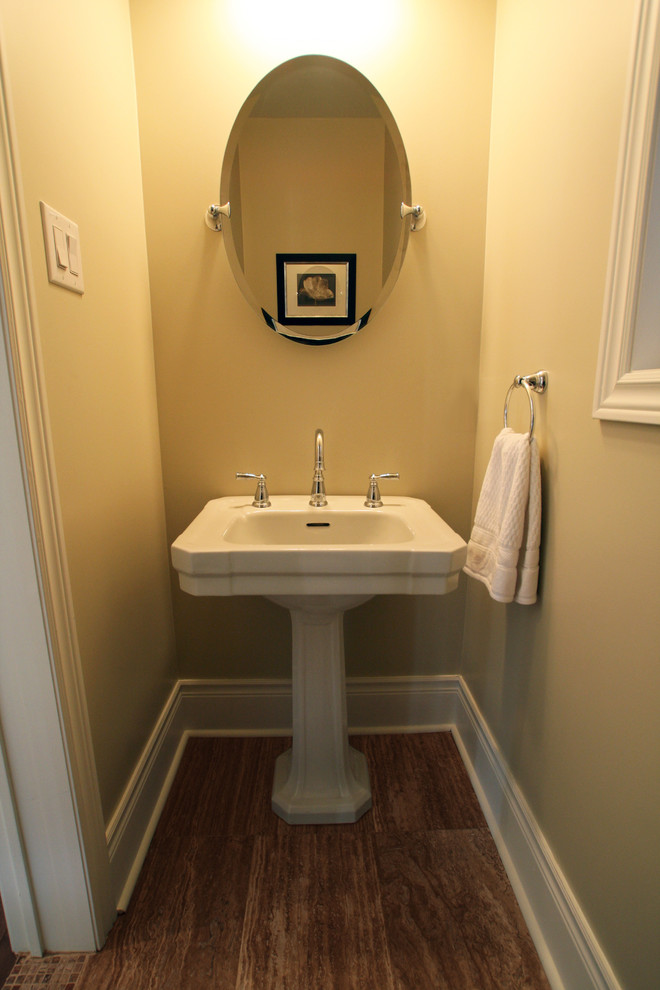 Idee per una piccola stanza da bagno classica con lavabo a colonna, piastrelle marroni, piastrelle in pietra, pareti beige e pavimento in travertino
