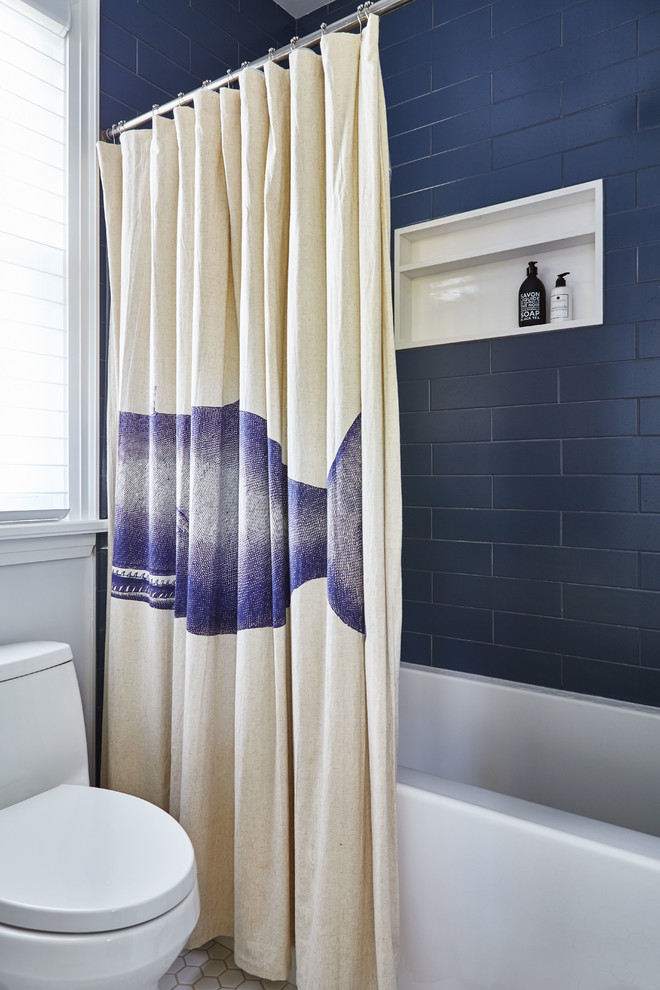 Свежая идея для дизайна: детская ванная комната в стиле неоклассика (современная классика) с плоскими фасадами, ванной в нише, душем над ванной, унитазом-моноблоком, синей плиткой, керамогранитной плиткой, белыми стенами, полом из керамогранита, монолитной раковиной, белым полом и шторкой для ванной - отличное фото интерьера