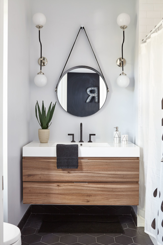 Exemple d'une salle d'eau chic en bois brun avec un placard à porte plane, une baignoire en alcôve, un combiné douche/baignoire, un sol en carrelage de porcelaine, un plan de toilette en quartz, un sol gris, une cabine de douche avec un rideau, un mur gris et un plan vasque.