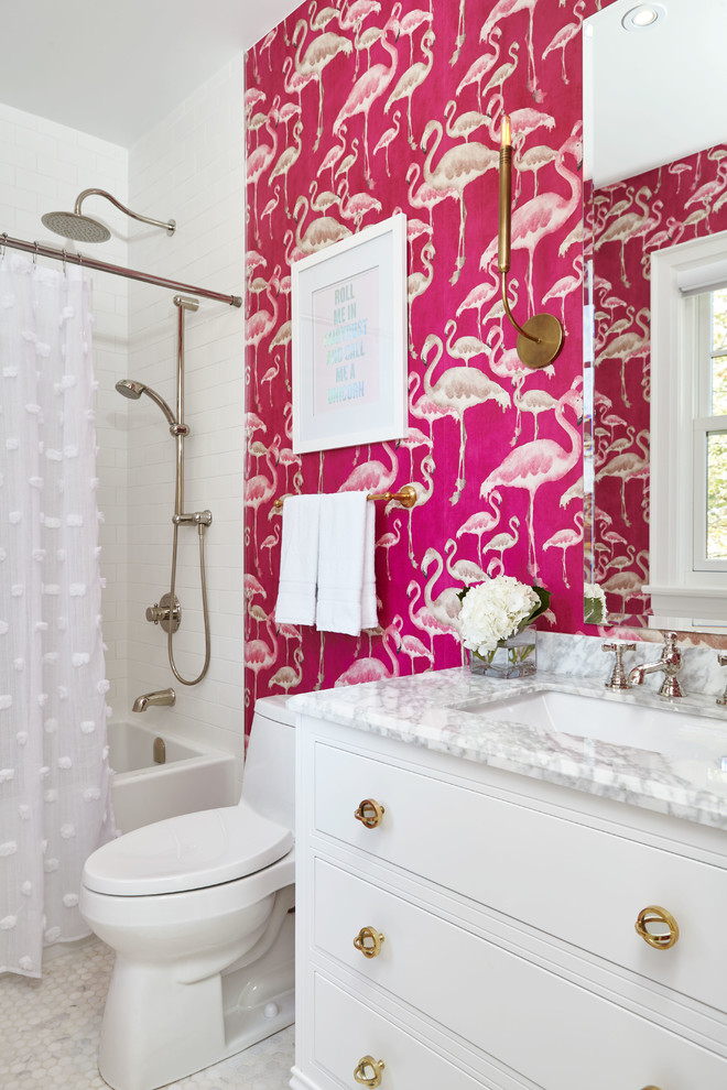 Стильный дизайн: детская ванная комната в стиле неоклассика (современная классика) с белыми фасадами, ванной в нише, душем над ванной, унитазом-моноблоком, розовыми стенами, полом из мозаичной плитки, врезной раковиной, столешницей из кварцита, белым полом, шторкой для ванной, белой плиткой, плиткой кабанчик и плоскими фасадами - последний тренд