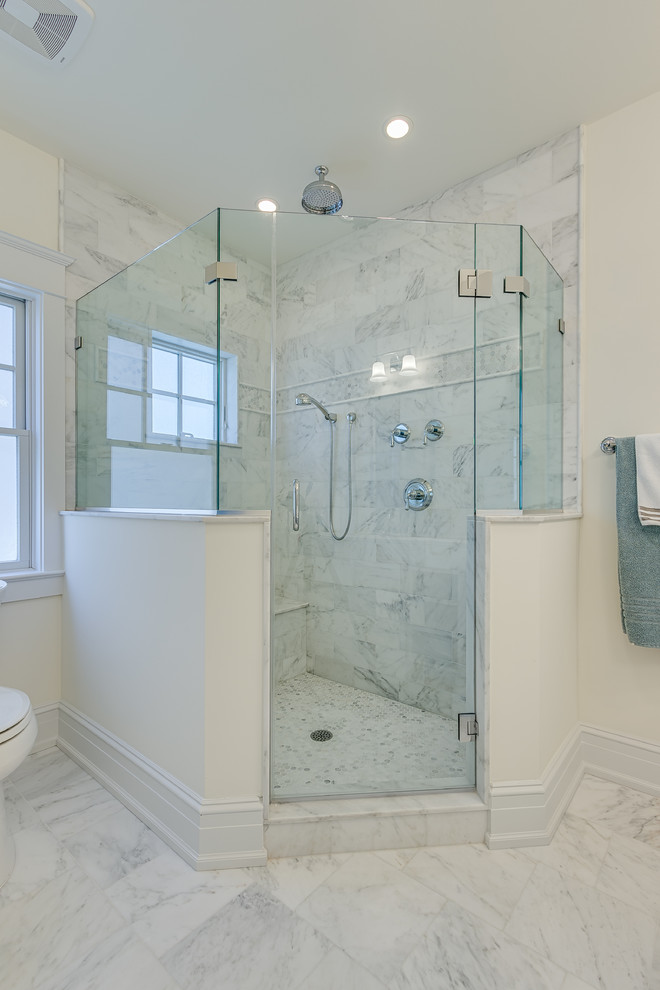 Inspiration för ett litet maritimt en-suite badrum, med släta luckor, vita skåp, en toalettstol med hel cisternkåpa, marmorkakel, vita väggar, marmorgolv, ett nedsänkt handfat, marmorbänkskiva och vitt golv