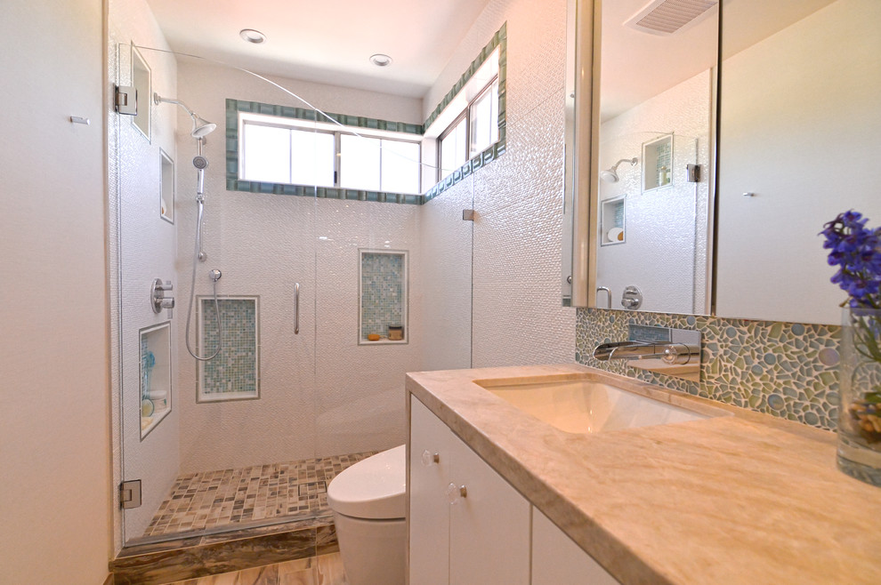 Exempel på ett mellanstort modernt badrum för barn, med ett undermonterad handfat, släta luckor, vita skåp, granitbänkskiva, en öppen dusch, en bidé, grön kakel, glaskakel, vita väggar och klinkergolv i porslin