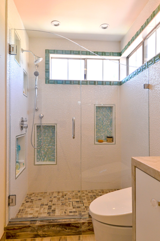 Foto di una stanza da bagno per bambini design di medie dimensioni con lavabo sottopiano, ante lisce, ante bianche, top in granito, doccia aperta, bidè, piastrelle verdi, piastrelle di vetro, pareti bianche e pavimento in gres porcellanato
