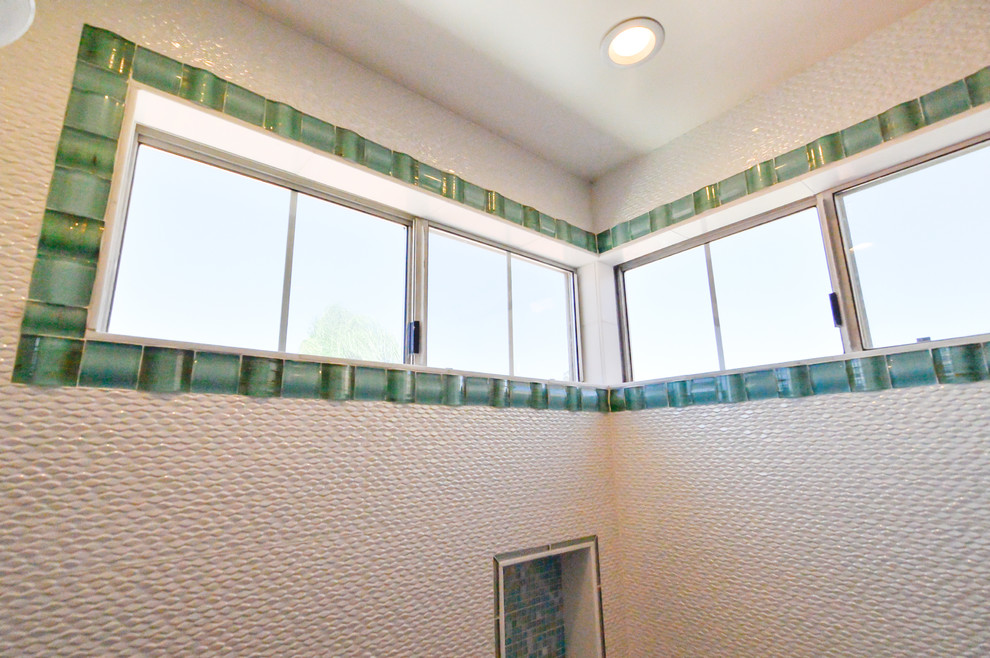 Idee per una stanza da bagno per bambini design di medie dimensioni con lavabo sottopiano, ante lisce, ante bianche, top in granito, doccia aperta, bidè, piastrelle verdi, piastrelle di vetro, pareti bianche e pavimento in gres porcellanato