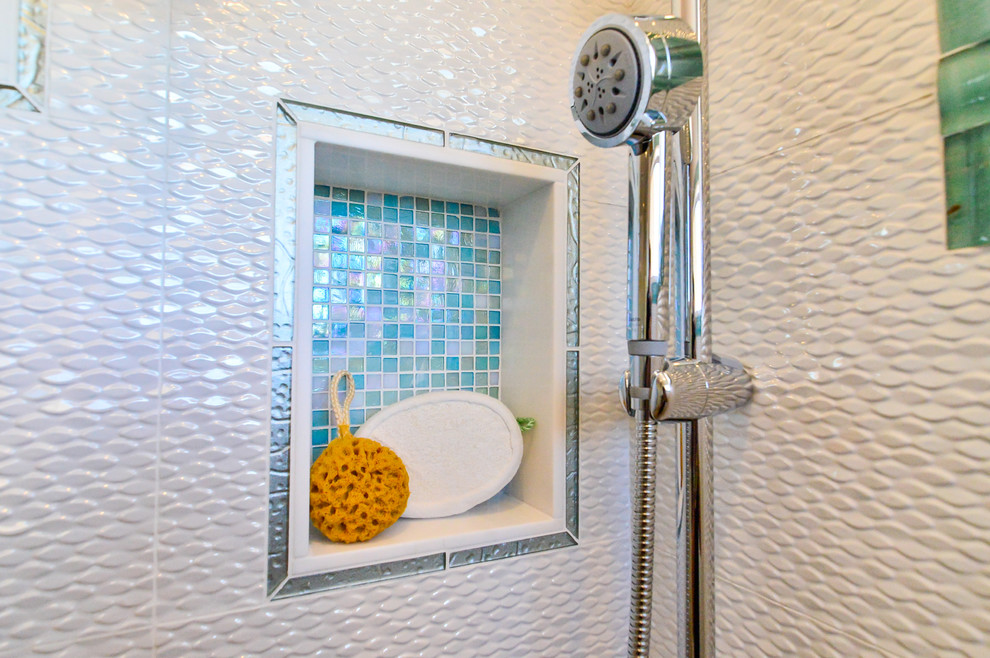 Foto på ett mellanstort funkis badrum för barn, med ett undermonterad handfat, släta luckor, vita skåp, granitbänkskiva, en öppen dusch, en bidé, grön kakel, glaskakel, vita väggar och klinkergolv i porslin