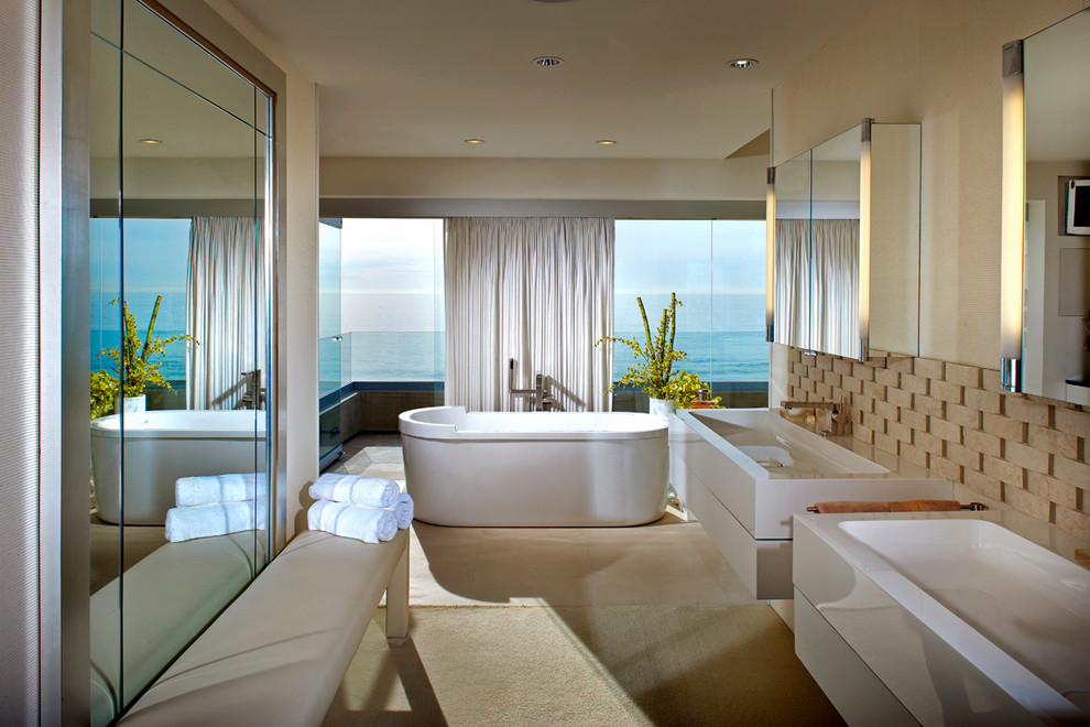 Ispirazione per una grande stanza da bagno padronale stile marino con vasca freestanding, pareti beige e top in superficie solida