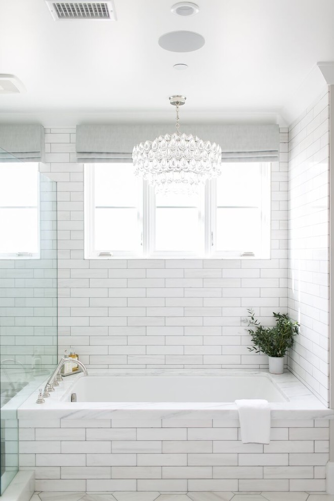 Exempel på ett mellanstort klassiskt en-suite badrum, med skåp i shakerstil, grå skåp, ett undermonterat badkar, en dusch i en alkov, en toalettstol med separat cisternkåpa, vit kakel, porslinskakel, grå väggar, klinkergolv i porslin, ett undermonterad handfat, bänkskiva i täljsten, vitt golv och dusch med gångjärnsdörr