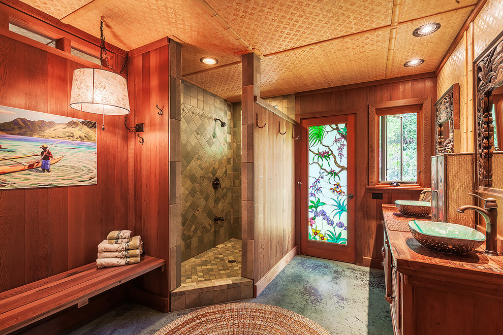 Идея дизайна: ванная комната в восточном стиле с столешницей из дерева