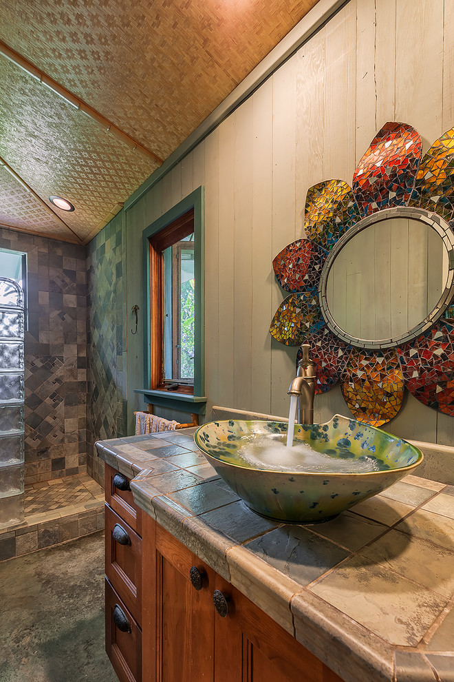 Cette photo montre une salle de bain exotique avec un plan de toilette en bois.