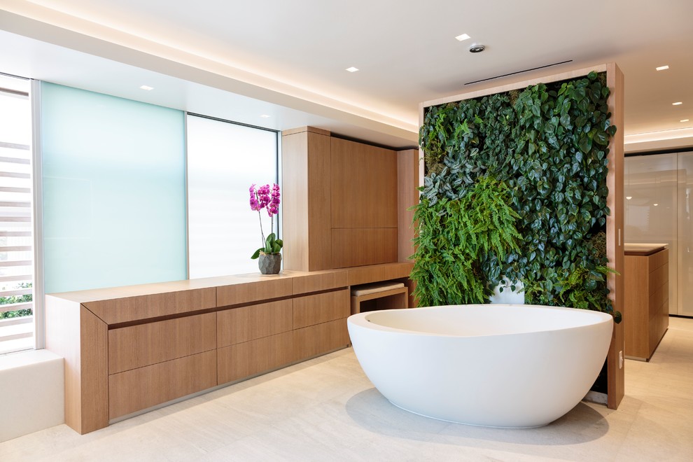 Idée de décoration pour une salle de bain design en bois brun avec un placard à porte plane, une baignoire indépendante, un mur blanc, un plan de toilette en bois, un sol blanc et un plan de toilette marron.