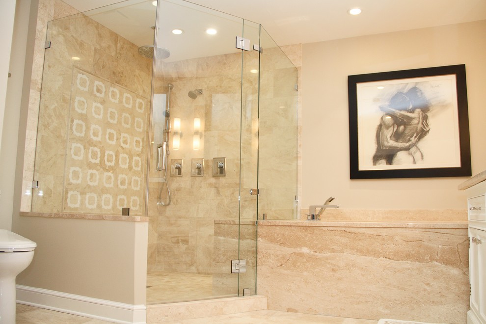 Geräumiges Modernes Badezimmer En Suite mit Unterbauwanne und Doppeldusche in Miami