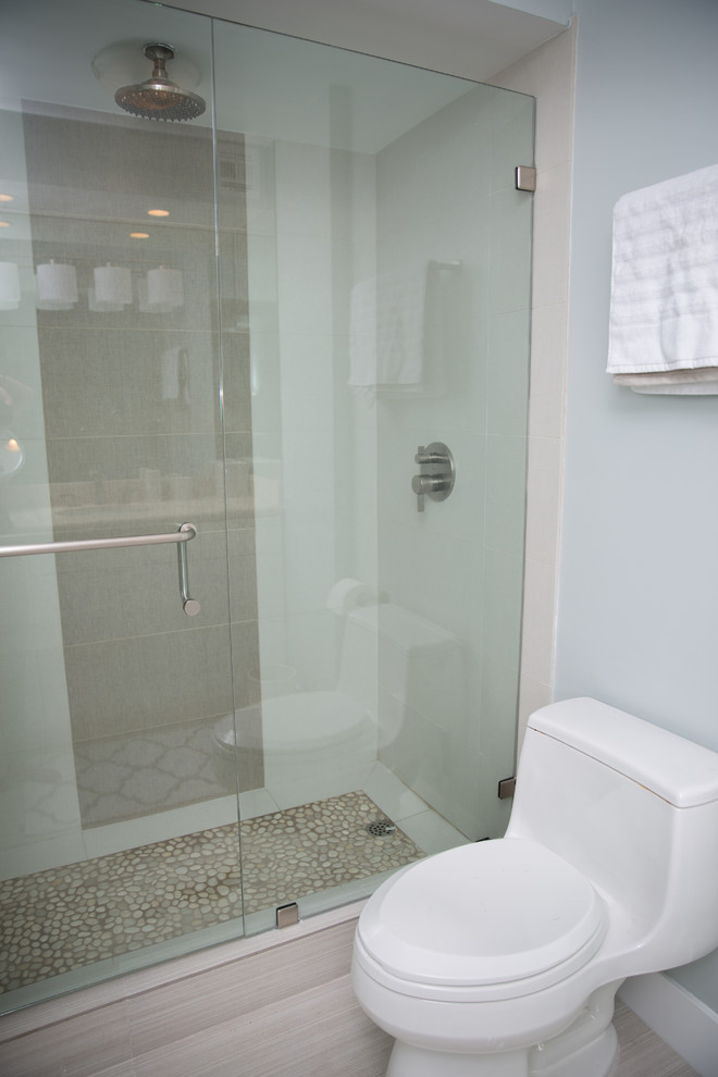 Inspiration för ett mellanstort funkis en-suite badrum, med ett undermonterad handfat, släta luckor, vita skåp, bänkskiva i kvarts, ljust trägolv, en dusch i en alkov, en toalettstol med hel cisternkåpa, brun kakel, grå väggar och dusch med gångjärnsdörr