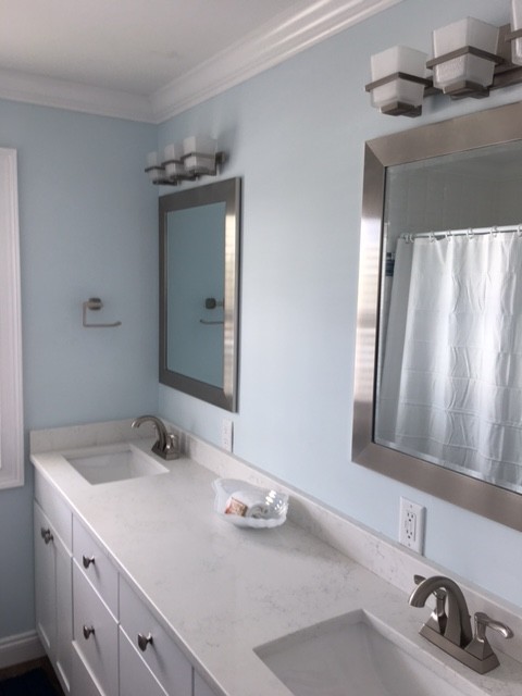 Immagine di una stanza da bagno padronale stile marinaro di medie dimensioni con ante in stile shaker, ante bianche, doccia alcova, WC a due pezzi, piastrelle bianche, piastrelle in gres porcellanato, pareti blu, pavimento in vinile, lavabo sottopiano e top in granito