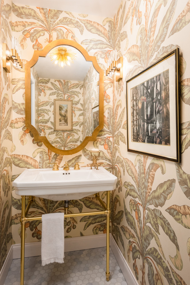 Modelo de cuarto de baño único costero con paredes multicolor, suelo con mosaicos de baldosas, lavabo tipo consola, suelo gris y papel pintado