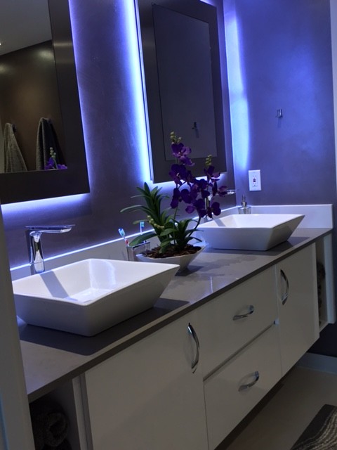 Foto di una stanza da bagno minimal di medie dimensioni con ante lisce, ante bianche e lavabo a bacinella