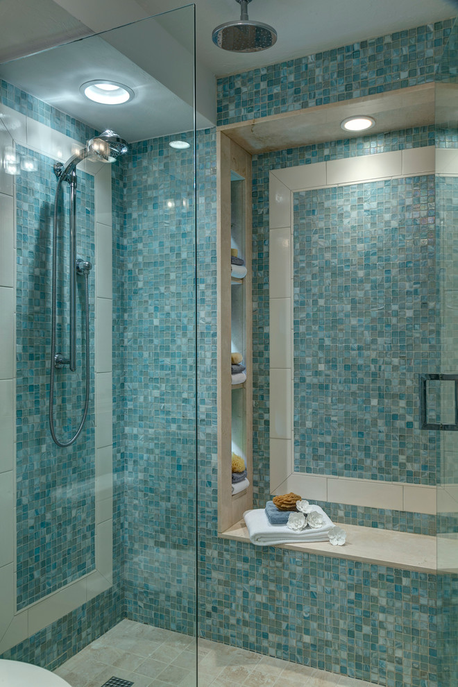 Idéer för ett maritimt badrum, med blå kakel, mosaik och en dusch i en alkov