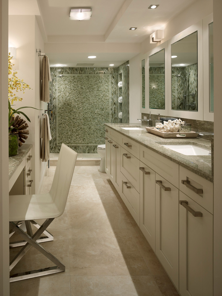 Immagine di una stanza da bagno stile marino con lavabo sottopiano, ante in stile shaker, ante beige, doccia alcova e piastrelle a mosaico