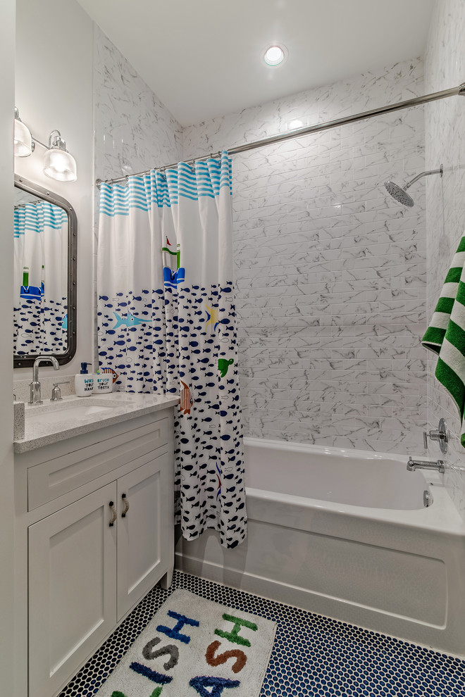 Bild på ett maritimt badrum för barn, med skåp i shakerstil, vita skåp, ett badkar i en alkov, en dusch/badkar-kombination, vita väggar, ett undermonterad handfat, svart golv och dusch med duschdraperi