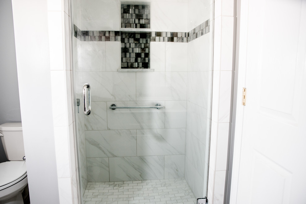 Пример оригинального дизайна: главная ванная комната среднего размера в современном стиле с серыми стенами, мраморным полом, плоскими фасадами, серыми фасадами, душем в нише, раздельным унитазом, серой плиткой, плиткой мозаикой, настольной раковиной и столешницей из известняка