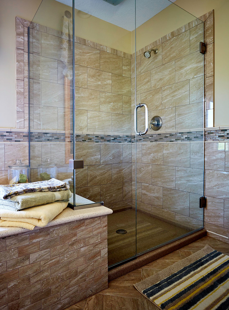 Klassisk inredning av ett mellanstort en-suite badrum, med bänkskiva i kvarts, ett platsbyggt badkar, en hörndusch, en vägghängd toalettstol, beige kakel, keramikplattor, beige väggar och klinkergolv i keramik