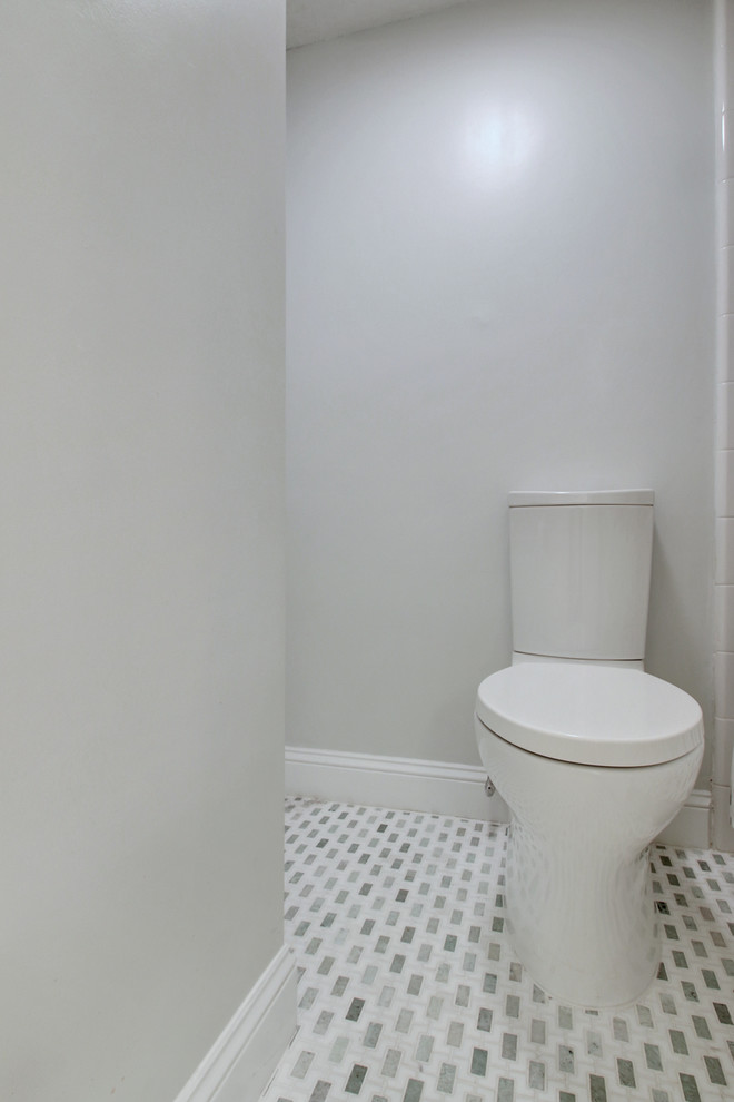 Esempio di una piccola stanza da bagno design con WC monopezzo, piastrelle multicolore, pareti grigie e pavimento con piastrelle a mosaico