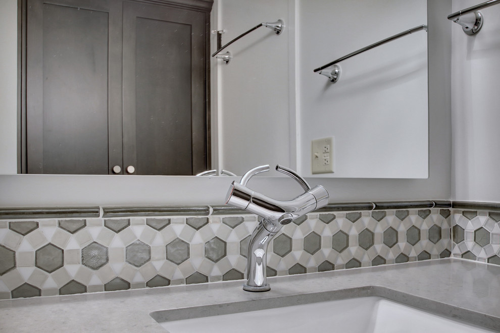 Ispirazione per una piccola stanza da bagno con doccia minimal con ante in stile shaker, ante grigie, piastrelle grigie, piastrelle di vetro, pareti grigie, lavabo sottopiano e top in quarzo composito