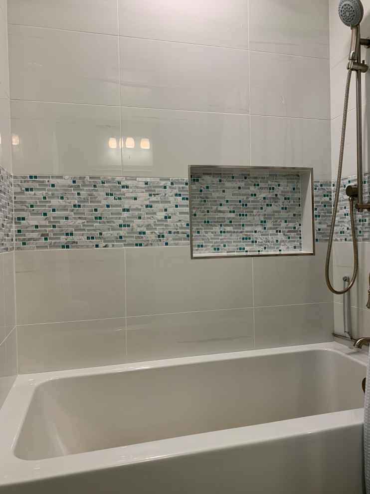 Bild på ett mellanstort maritimt vit vitt badrum för barn, med skåp i shakerstil, grå skåp, ett badkar i en alkov, en dusch/badkar-kombination, en toalettstol med hel cisternkåpa, vit kakel, porslinskakel, blå väggar, vinylgolv, ett undermonterad handfat, bänkskiva i kvarts, grått golv och dusch med duschdraperi