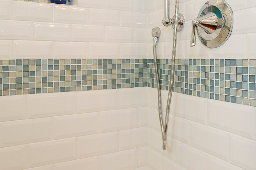 Immagine di una piccola stanza da bagno con doccia stile marino con ante in stile shaker, ante bianche, doccia alcova, WC monopezzo, piastrelle blu, piastrelle diamantate, pareti blu, pavimento in terracotta, lavabo sottopiano e top in laminato