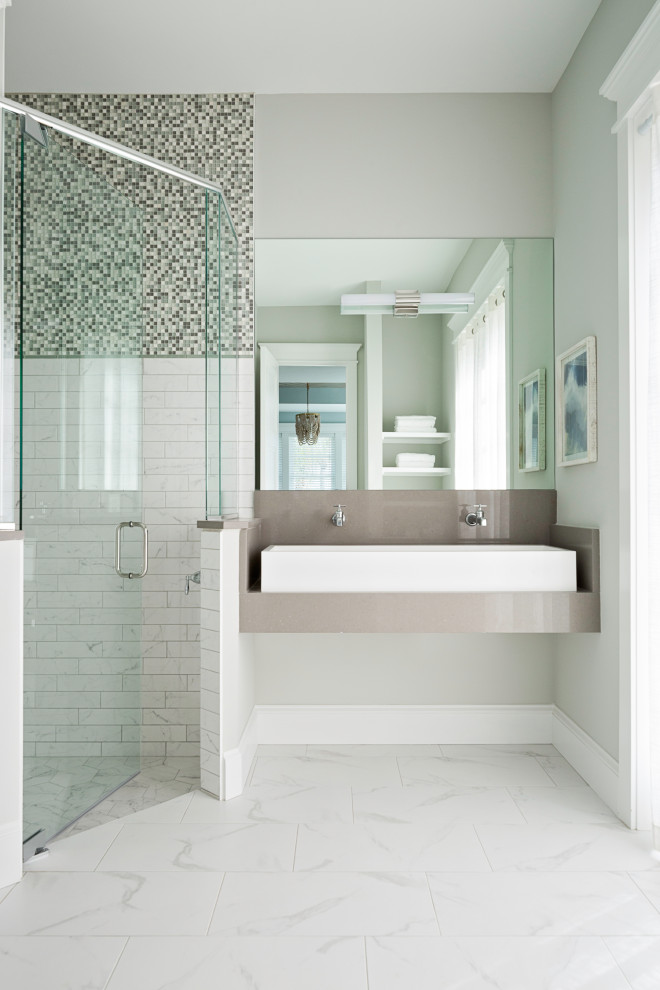 Maritim inredning av ett mellanstort grå grått badrum med dusch, med en hörndusch, vit kakel, keramikplattor, grå väggar, klinkergolv i porslin, ett avlångt handfat, grått golv och dusch med gångjärnsdörr