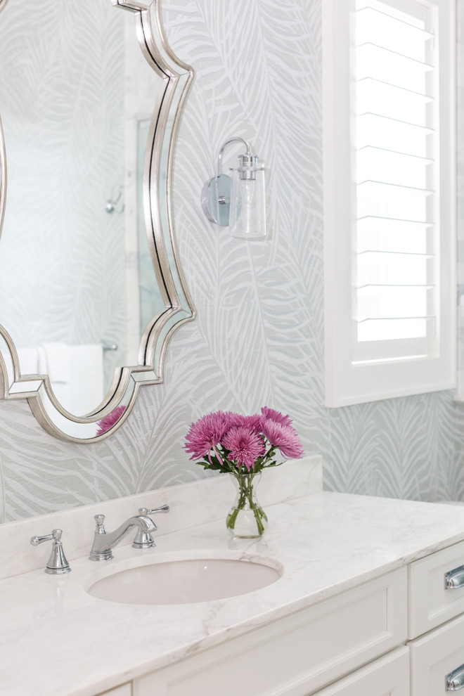 Стильный дизайн: ванная комната в морском стиле с фасадами в стиле шейкер, белыми фасадами, зеленой плиткой, мраморной плиткой, зелеными стенами, мраморным полом, врезной раковиной, мраморной столешницей и белым полом - последний тренд