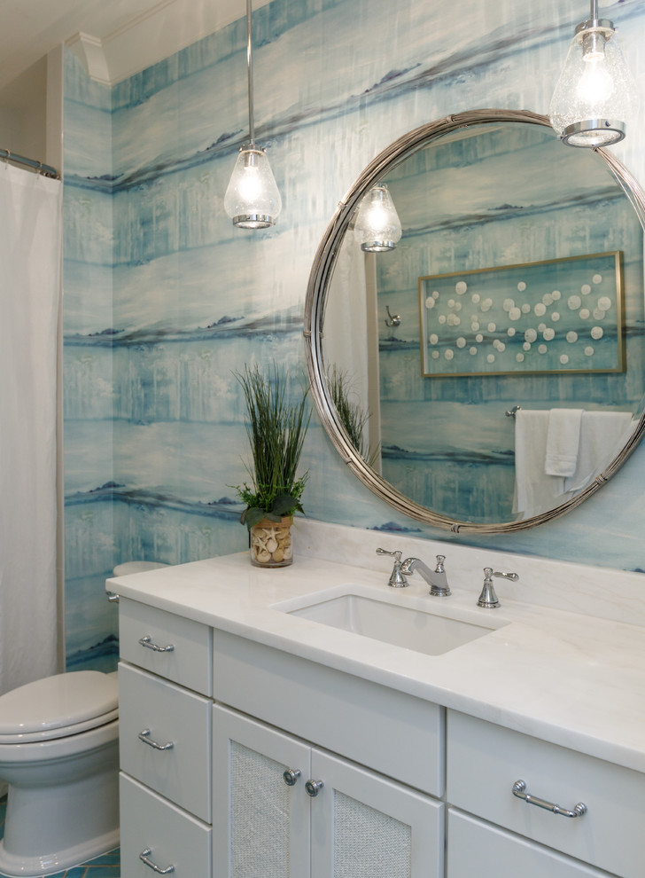 Пример оригинального дизайна: ванная комната в морском стиле с фасадами в стиле шейкер, белыми фасадами, отдельно стоящей ванной, душем над ванной, белой плиткой, керамогранитной плиткой, синими стенами, полом из керамогранита, врезной раковиной, мраморной столешницей, бирюзовым полом и шторкой для ванной