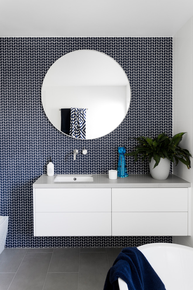 Стильный дизайн: детская ванная комната среднего размера в современном стиле с синей плиткой и столешницей из искусственного кварца - последний тренд
