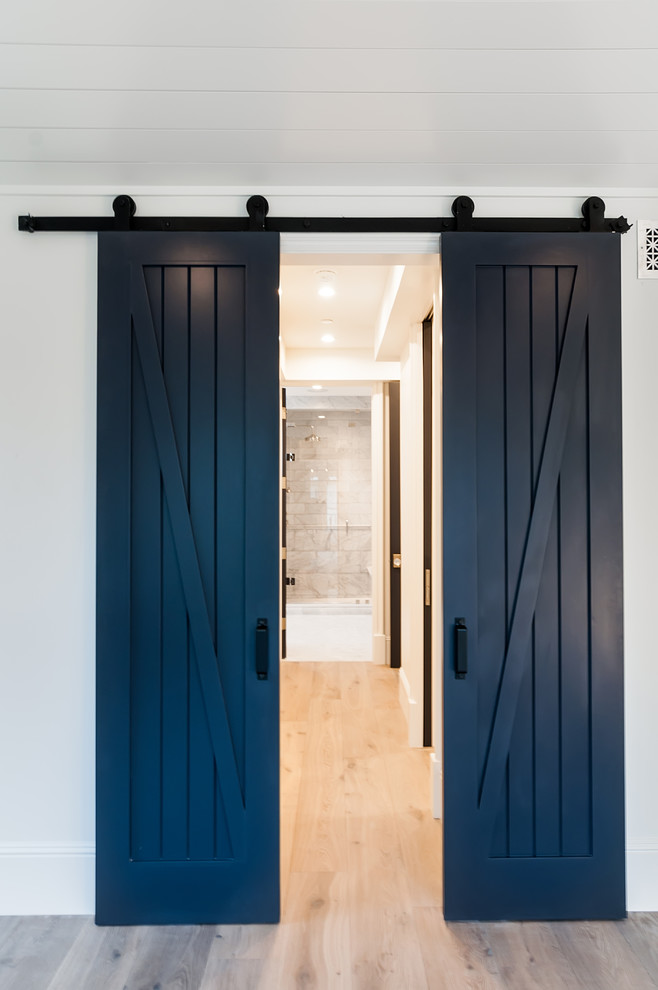 Idee per una grande stanza da bagno padronale stile marino con ante con riquadro incassato, ante blu, pareti bianche, parquet chiaro e porta doccia a battente
