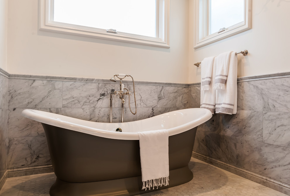 Inredning av ett lantligt en-suite badrum, med ett fristående badkar, grå kakel, marmorkakel, vita väggar, marmorgolv och grått golv