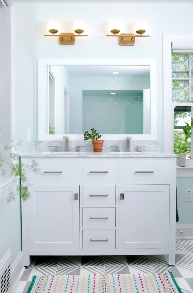 Пример оригинального дизайна: маленькая ванная комната в стиле неоклассика (современная классика) с писсуаром, красными стенами, бетонным полом, раковиной с пьедесталом и серым полом для на участке и в саду