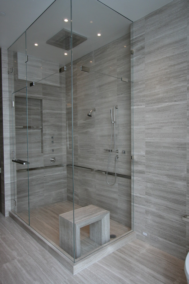 Idéer för att renovera ett stort funkis en-suite badrum, med marmorbänkskiva, en hörndusch, beige väggar, marmorgolv, beige kakel och stenhäll